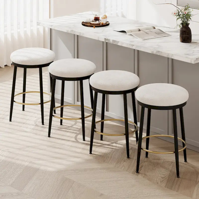 Set di 2 o 4 sgabelli da bancone moderni imbottiti con struttura in metallo e poggiapiedi, utilizzabili anche come seduta o tavolino laterale