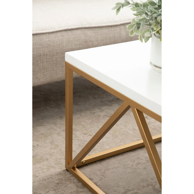 Quadratischer geometrischer Couchtisch mit Metallgestell, moderner Glamour-Stil in Weiß und Gold